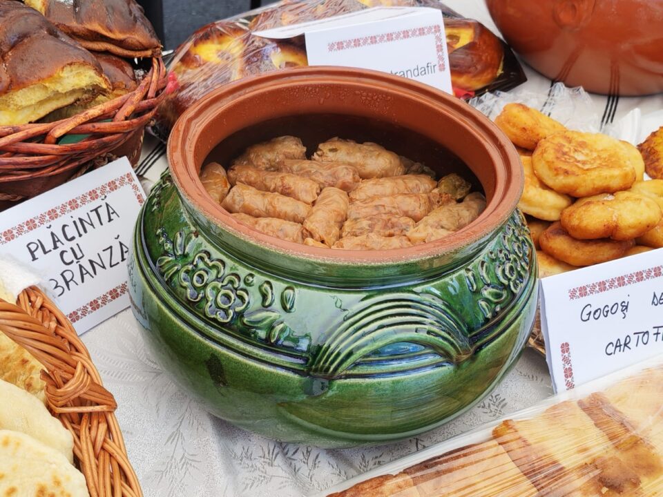 Zeci de produse gătite ca pe vremea bunicilor au făcut deliciul participanților la Festivalul Produselor Tradiționale din Cornu Luncii