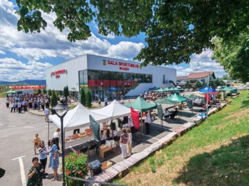 Zeci de produse gătite ca pe vremea bunicilor au făcut deliciul participanților la Festivalul Produselor Tradiționale din Cornu Luncii