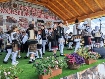 Zeci de produse gătite ca pe vremea bunicilor au făcut deliciul participanților la Festivalul Produselor Tradiționale din Cornu Luncii