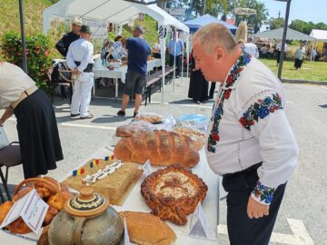 Zeci de produse gătite ca pe vremea bunicilor au făcut deliciul participanților la Festivalul Produselor Tradiționale din Cornu Luncii