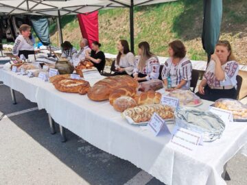 Zeci de produse gătite ca pe vremea bunicilor au făcut deliciul participanților la Festivalul Produselor Tradiționale din Cornu Luncii