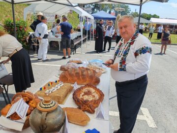 Zeci de produse gătite ca pe vremea bunicilor au făcut deliciul participanților la Festivalul Produselor Tradiționale din Cornu Luncii
