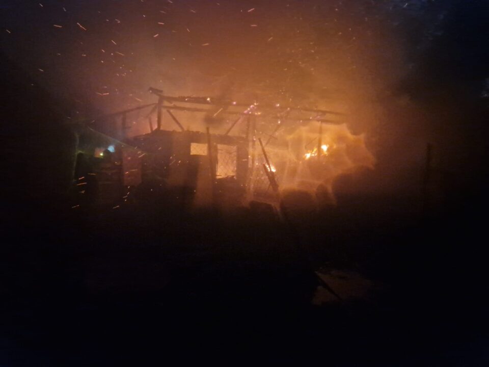 Incendiu de mare anvergură într-o gospodărie din Mușenița
