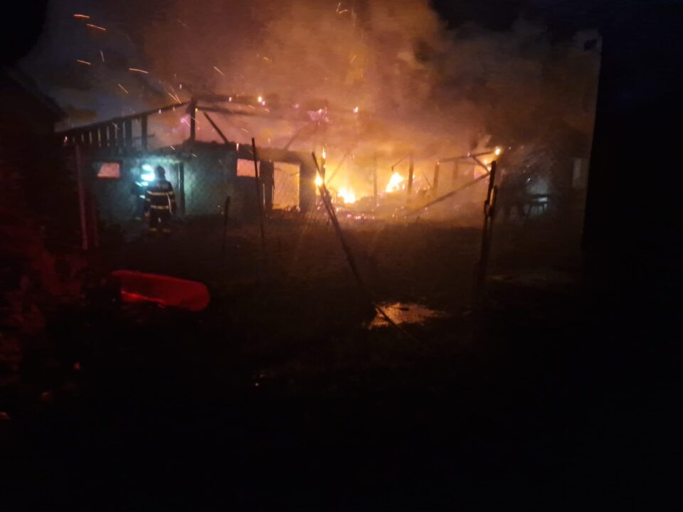 Incendiu de mare anvergură într-o gospodărie din Mușenița Incendiu de mare anvergură într-o gospodărie din Mușenița