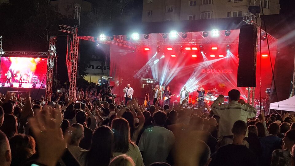 „Amintirile”, „Prietenia” și „Emoții” au răsunat din glasurile a mii de oameni, la concertul 3 Sud Est, la Zilele Municipiului Rădăuți