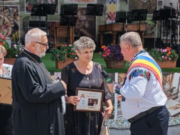 22 de cupluri din Cornu Luncii, sărbătorite la „Nunta de Aur”. Gheorghe Șoldan, alături de primarul Gheorghe Fron și cetățeni la Ziua Comunei