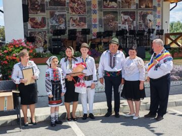 22 de cupluri din Cornu Luncii, sărbătorite la „Nunta de Aur”. Gheorghe Șoldan, alături de primarul Gheorghe Fron și cetățeni la Ziua Comunei