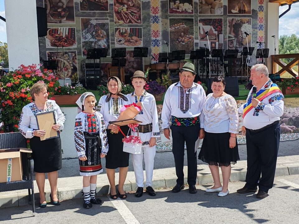 22 de cupluri din Cornu Luncii, sărbătorite la „Nunta de Aur”. Gheorghe Șoldan, alături de primarul Gheorghe Fron și cetățeni la Ziua Comunei