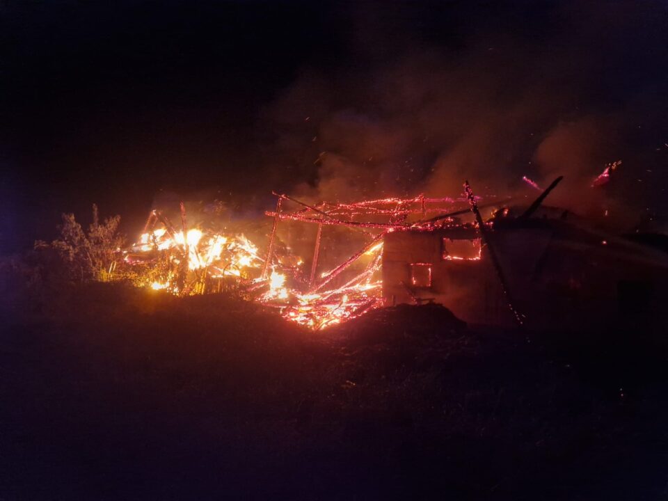 Incendiu de mare anvergură într-o gospodărie din Mușenița