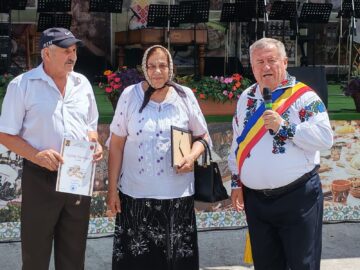 22 de cupluri din Cornu Luncii, sărbătorite la „Nunta de Aur”. Gheorghe Șoldan, alături de primarul Gheorghe Fron și cetățeni la Ziua Comunei