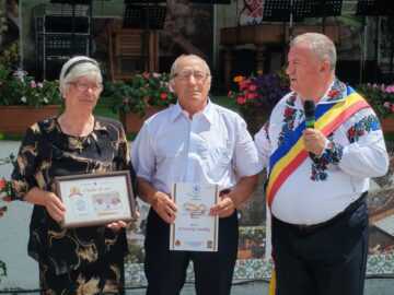 22 de cupluri din Cornu Luncii, sărbătorite la „Nunta de Aur”. Gheorghe Șoldan, alături de primarul Gheorghe Fron și cetățeni la Ziua Comunei