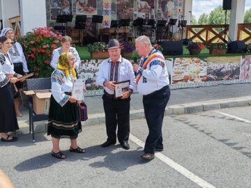 22 de cupluri din Cornu Luncii, sărbătorite la „Nunta de Aur”. Gheorghe Șoldan, alături de primarul Gheorghe Fron și cetățeni la Ziua Comunei