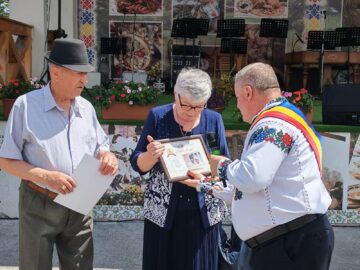 22 de cupluri din Cornu Luncii, sărbătorite la „Nunta de Aur”. Gheorghe Șoldan, alături de primarul Gheorghe Fron și cetățeni la Ziua Comunei
