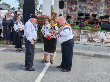 22 de cupluri din Cornu Luncii, sărbătorite la „Nunta de Aur”. Gheorghe Șoldan, alături de primarul Gheorghe Fron și cetățeni la Ziua Comunei