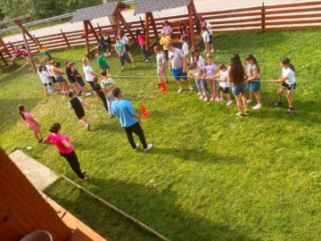 Peste 250 de copii au descoperit frumusețile Bucovinei în excursiile educative organizate în cadrul proiectului CARE