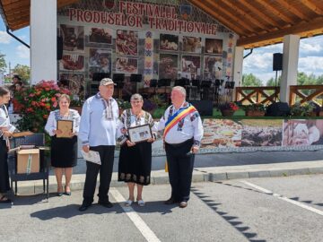 22 de cupluri din Cornu Luncii, sărbătorite la „Nunta de Aur”. Gheorghe Șoldan, alături de primarul Gheorghe Fron și cetățeni la Ziua Comunei
