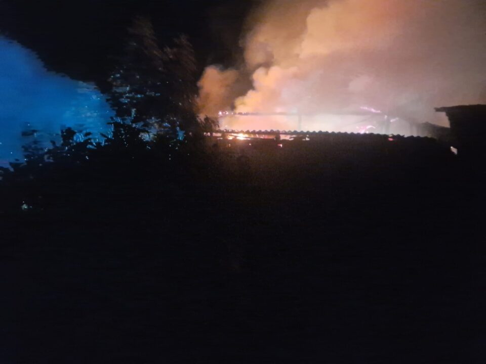 Incendiu de mare anvergură într-o gospodărie din Mușenița