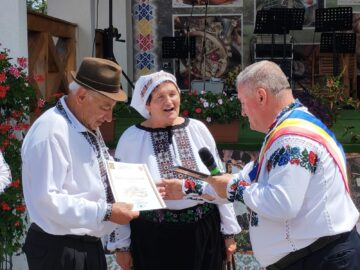 22 de cupluri din Cornu Luncii, sărbătorite la „Nunta de Aur”. Gheorghe Șoldan, alături de primarul Gheorghe Fron și cetățeni la Ziua Comunei
