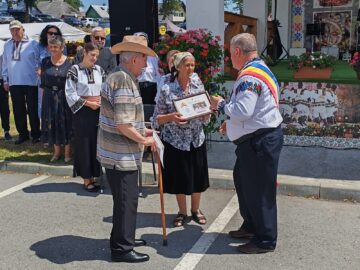 22 de cupluri din Cornu Luncii, sărbătorite la „Nunta de Aur”. Gheorghe Șoldan, alături de primarul Gheorghe Fron și cetățeni la Ziua Comunei