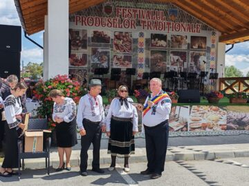 22 de cupluri din Cornu Luncii, sărbătorite la „Nunta de Aur”. Gheorghe Șoldan, alături de primarul Gheorghe Fron și cetățeni la Ziua Comunei