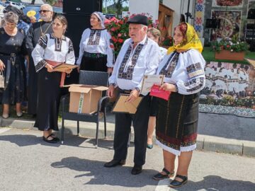 22 de cupluri din Cornu Luncii, sărbătorite la „Nunta de Aur”. Gheorghe Șoldan, alături de primarul Gheorghe Fron și cetățeni la Ziua Comunei