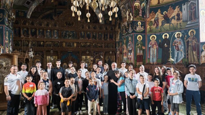 „Plasa prieteniei” se țese la Parohia Sfântul Ilie din Fălticeni: Școală de Vară pentru copii, cu jocuri, ateliere și bucurie în curtea bisericii