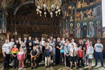 „Plasa prieteniei” se țese la Parohia Sfântul Ilie din Fălticeni: Școală de Vară pentru copii, cu jocuri, ateliere și bucurie în curtea bisericii