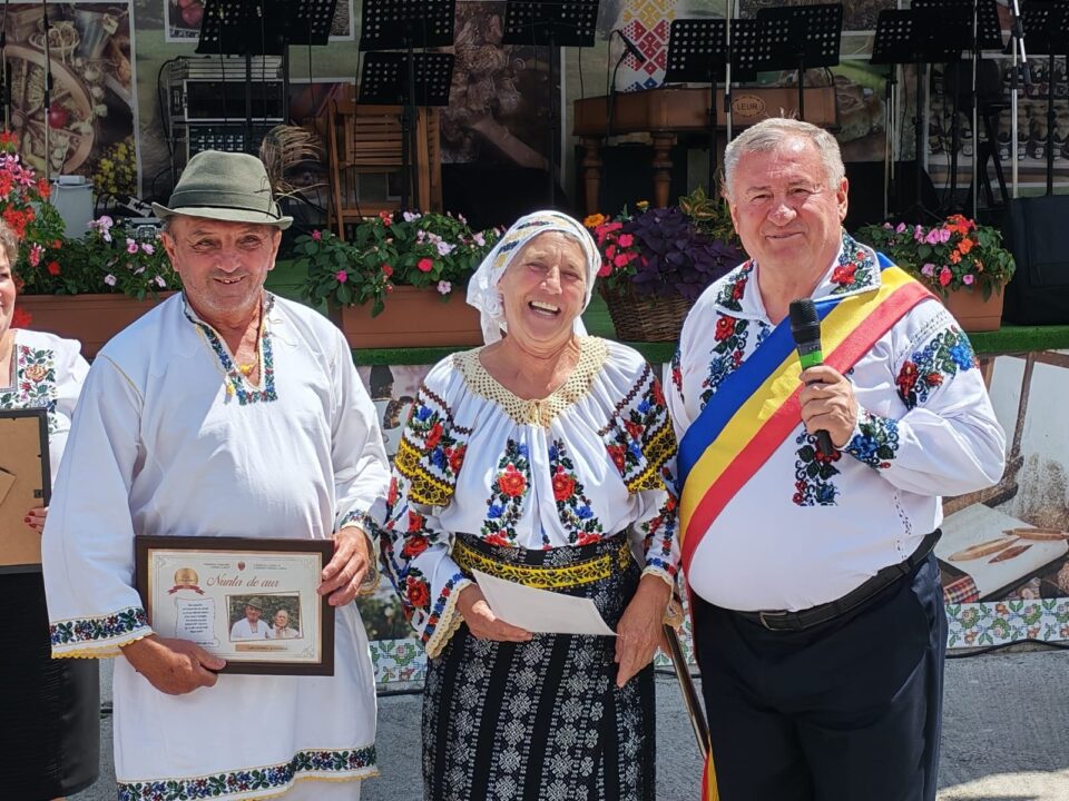22 de cupluri din Cornu Luncii, sărbătorite la „Nunta de Aur”. Gheorghe Șoldan, alături de primarul Gheorghe Fron și cetățeni la Ziua Comunei