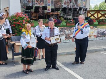 22 de cupluri din Cornu Luncii, sărbătorite la „Nunta de Aur”. Gheorghe Șoldan, alături de primarul Gheorghe Fron și cetățeni la Ziua Comunei