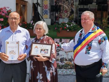 22 de cupluri din Cornu Luncii, sărbătorite la „Nunta de Aur”. Gheorghe Șoldan, alături de primarul Gheorghe Fron și cetățeni la Ziua Comunei