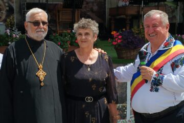 22 de cupluri din Cornu Luncii, sărbătorite la „Nunta de Aur”. Gheorghe Șoldan, alături de primarul Gheorghe Fron și cetățeni la Ziua Comunei