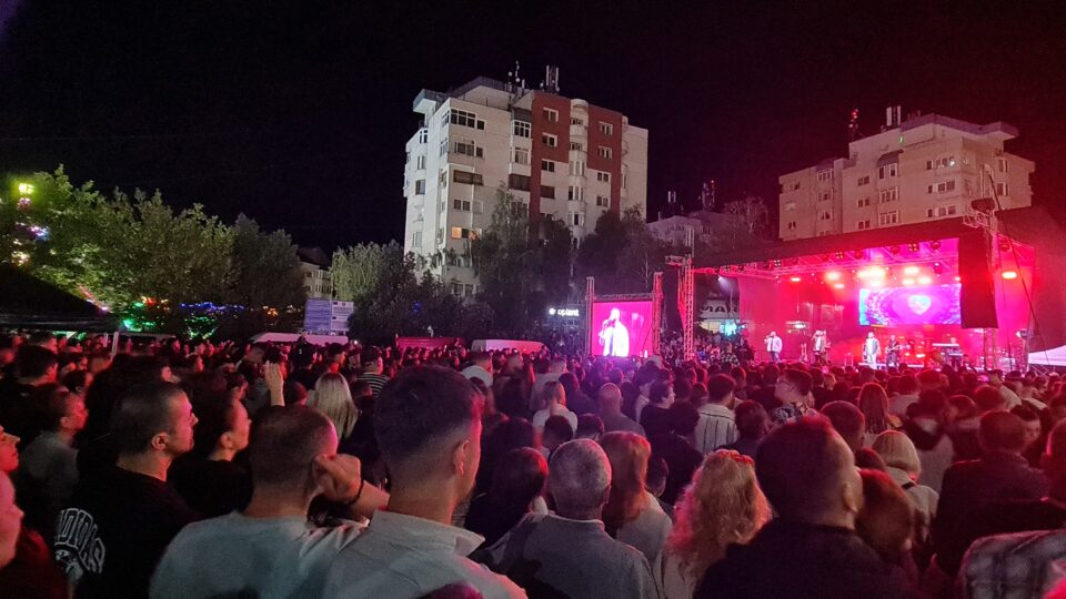„Amintirile”, „Prietenia” și „Emoții” au răsunat din glasurile a mii de oameni, la concertul 3 Sud Est, la Zilele Municipiului Rădăuți