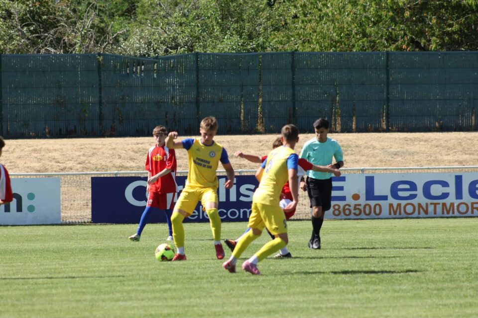 Fotbal și divertisment pentru copii de la Academia Mihai Roman cu ocazia unui turneu derulat în Franța