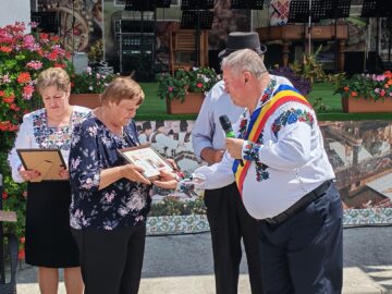 22 de cupluri din Cornu Luncii, sărbătorite la „Nunta de Aur”. Gheorghe Șoldan, alături de primarul Gheorghe Fron și cetățeni la Ziua Comunei