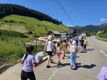 Peste 250 de copii au descoperit frumusețile Bucovinei în excursiile educative organizate în cadrul proiectului CARE