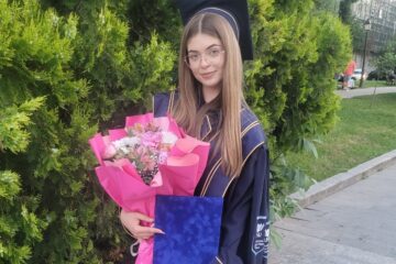 Gabriela Ilică, șefa de promoție de la Biologie, USV, își dorește o carieră în învățământ: „Niciun parcurs nu este construit singur” Gabriela Ilică, șefa de promoție de la Biologie, USV, își dorește o carieră în învățământ: „Niciun parcurs nu este construit singur”