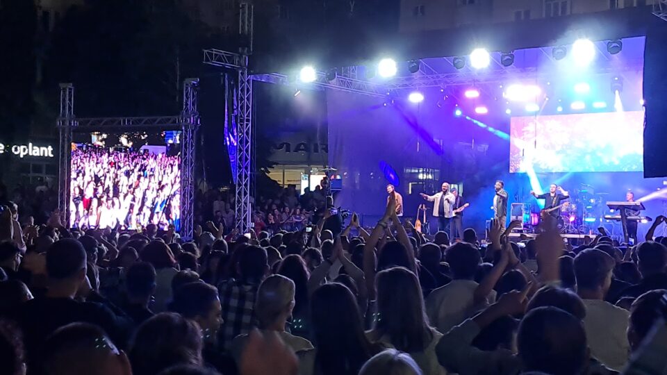 „Amintirile”, „Prietenia” și „Emoții” au răsunat din glasurile a mii de oameni, la concertul 3 Sud Est, la Zilele Municipiului Rădăuți
