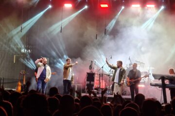 „Amintirile”, „Prietenia” și „Emoții” au răsunat din glasurile a mii de oameni, la concertul 3 Sud Est, la Zilele Municipiului Rădăuți „Amintirile”, „Prietenia” și „Emoții” au răsunat din glasurile a mii de oameni, la concertul 3 Sud Est, la Zilele Municipiului Rădăuți
