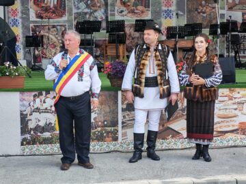 22 de cupluri din Cornu Luncii, sărbătorite la „Nunta de Aur”. Gheorghe Șoldan, alături de primarul Gheorghe Fron și cetățeni la Ziua Comunei
