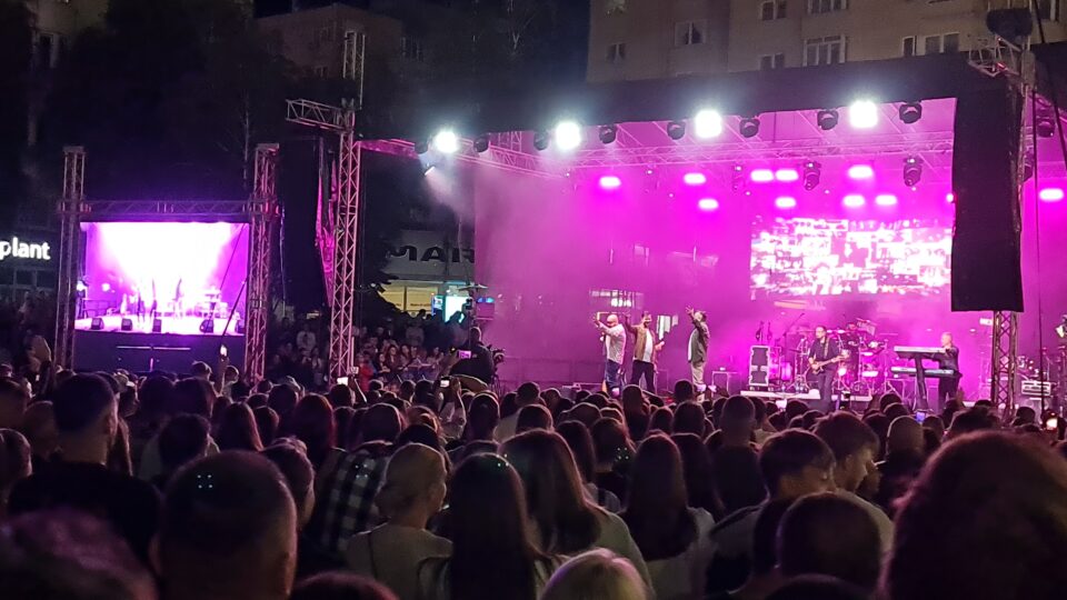 „Amintirile”, „Prietenia” și „Emoții” au răsunat din glasurile a mii de oameni, la concertul 3 Sud Est, la Zilele Municipiului Rădăuți