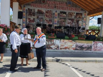 22 de cupluri din Cornu Luncii, sărbătorite la „Nunta de Aur”. Gheorghe Șoldan, alături de primarul Gheorghe Fron și cetățeni la Ziua Comunei