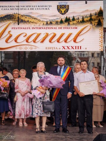 Primarul Bogdan Loghin a premiat 28 de cupluri din Rădăuți care au împlinit 50 de ani de căsătorie