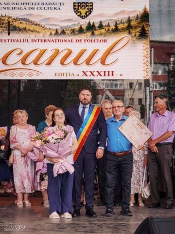 Primarul Bogdan Loghin a premiat 28 de cupluri din Rădăuți care au împlinit 50 de ani de căsătorie