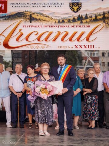 Primarul Bogdan Loghin a premiat 28 de cupluri din Rădăuți care au împlinit 50 de ani de căsătorie