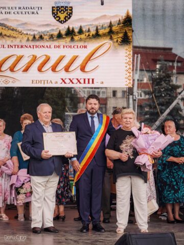 Primarul Bogdan Loghin a premiat 28 de cupluri din Rădăuți care au împlinit 50 de ani de căsătorie