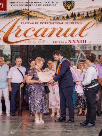 Primarul Bogdan Loghin a premiat 28 de cupluri din Rădăuți care au împlinit 50 de ani de căsătorie