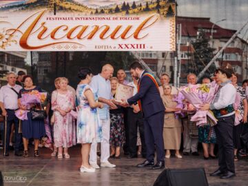 Primarul Bogdan Loghin a premiat 28 de cupluri din Rădăuți care au împlinit 50 de ani de căsătorie