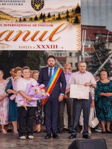 Primarul Bogdan Loghin a premiat 28 de cupluri din Rădăuți care au împlinit 50 de ani de căsătorie