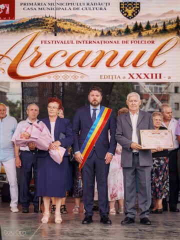 Primarul Bogdan Loghin a premiat 28 de cupluri din Rădăuți care au împlinit 50 de ani de căsătorie