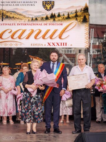 Primarul Bogdan Loghin a premiat 28 de cupluri din Rădăuți care au împlinit 50 de ani de căsătorie